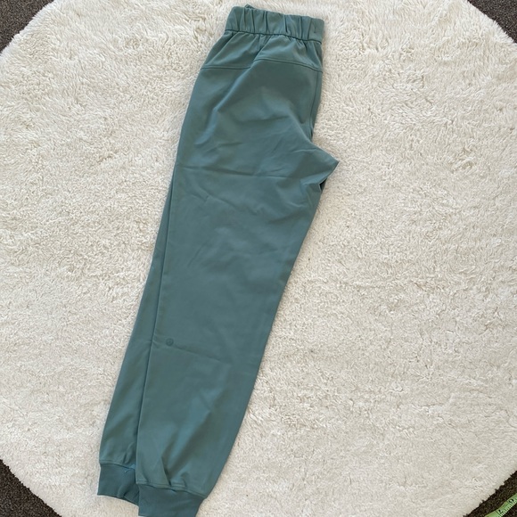 ❤️ Lululemon On the Fly Jogger 28" *Luxtreme Green Size 6 NWOT - Picture 2 of 8